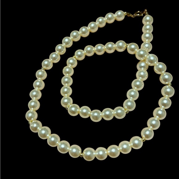 Elegant Pearl Necklace - Picture 3 of 3